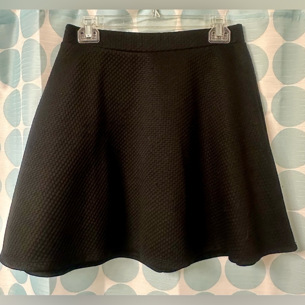 H&M patterned black mini skirt. Size Small.